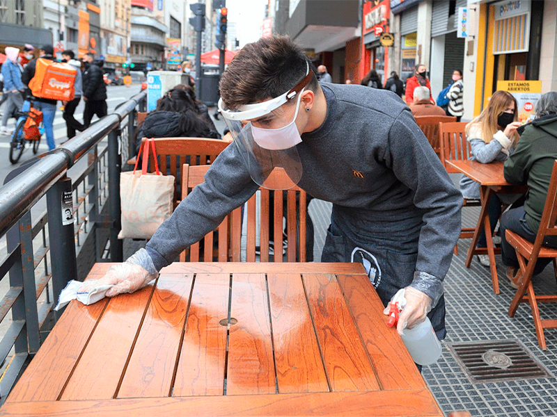 Prohiben a los bares y restaurantes porteños usar terrazas y patios