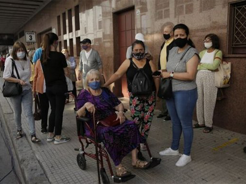 Vacunación en el Luna Park: demoras bajo el sol y sin distanciamiento