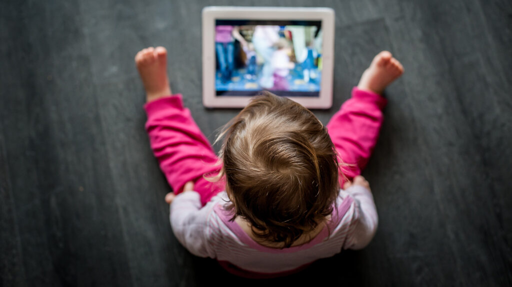 No hay pantalla que resuelva la soledad, ¿es posible una alianza saludable entre crianza y tecnología?