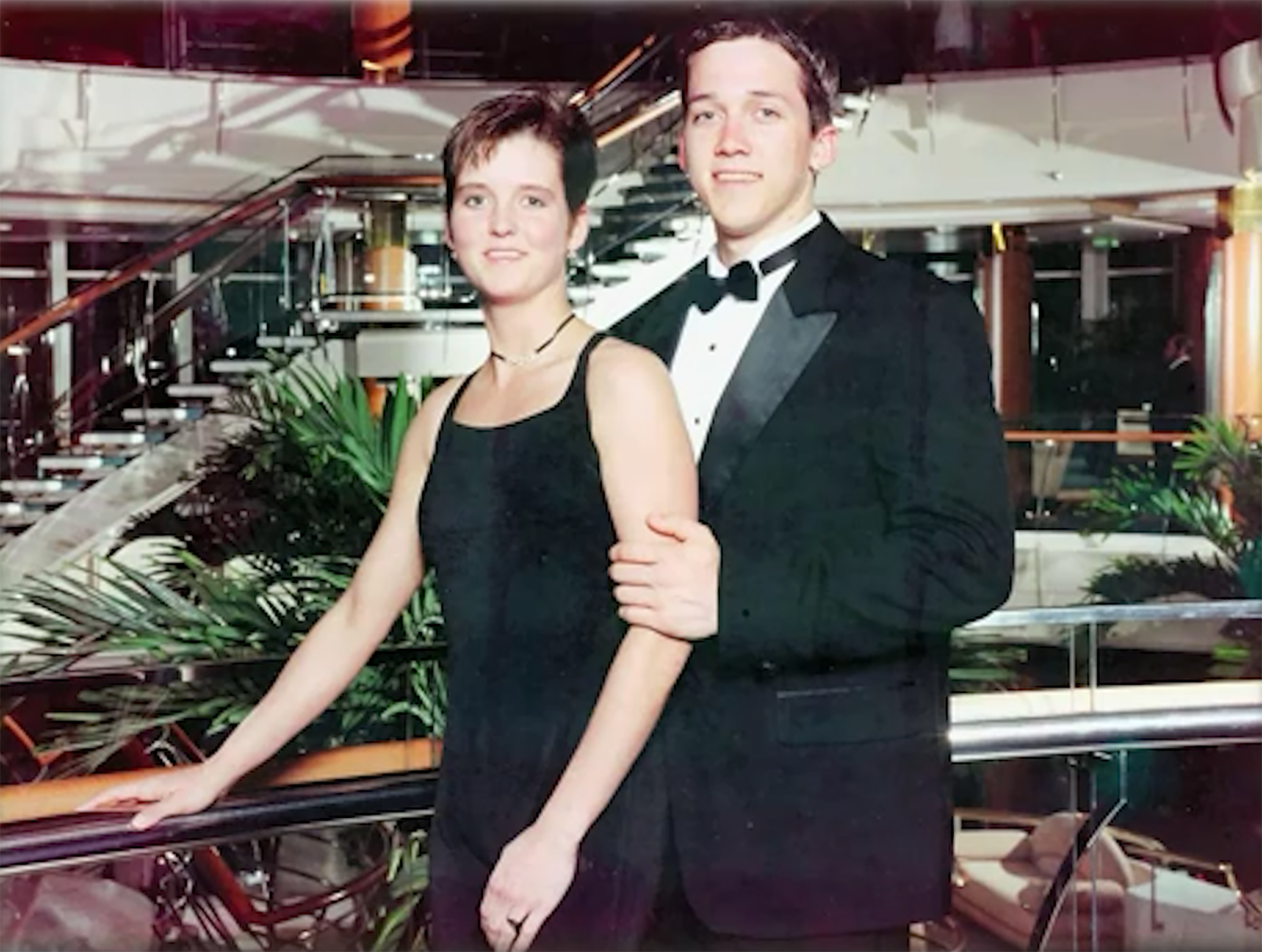 Amy Bradley, junto a su hermano, poco antes de desaparecer.